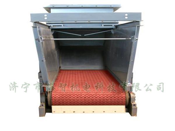 防腐蝕帶式（甲帶）給料機(jī)采用了防打滑膠帶，防止在物料輸送過(guò)程中造成撒料后果
